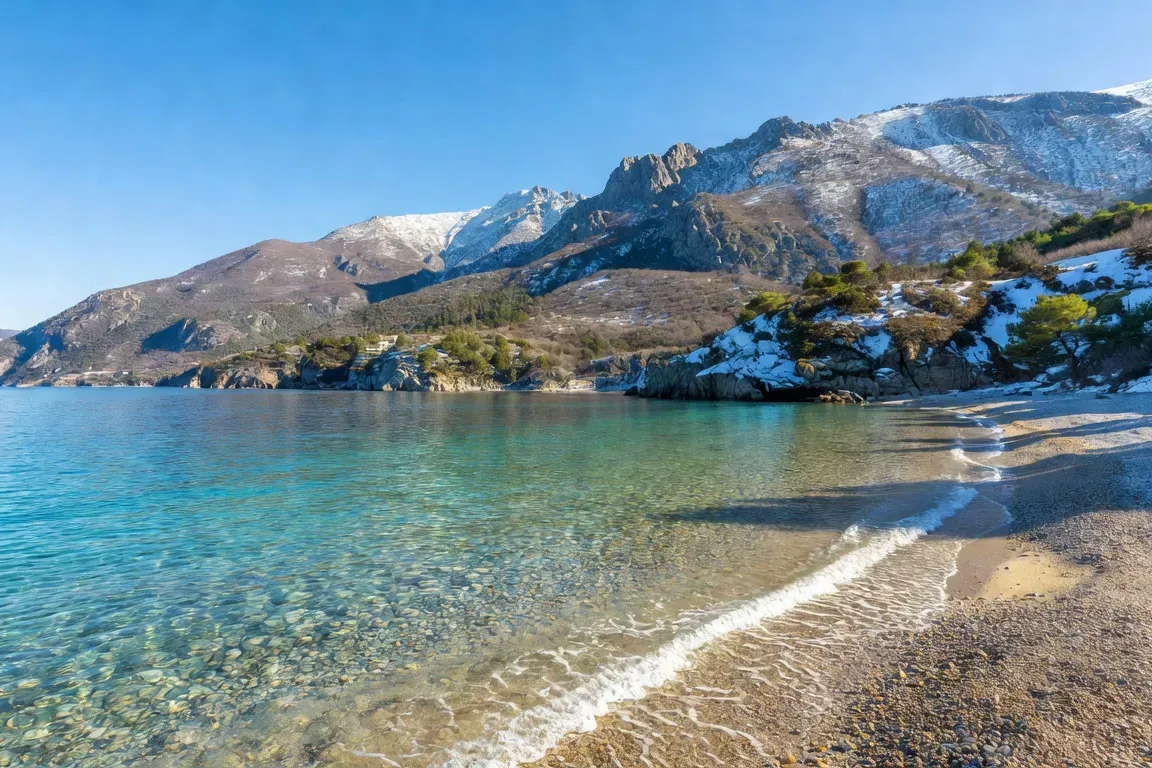 Riviera albanaise en hiver : mer turquoise et montagnes