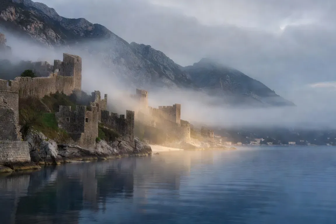 Baie de Kotor au Monténégro en hiver, lumière matinale