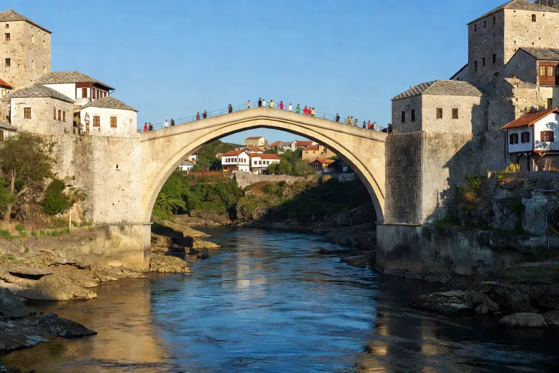 Pont Stari Most de Mostar en Bosnie-Herzégovine, lumière de fin de journée